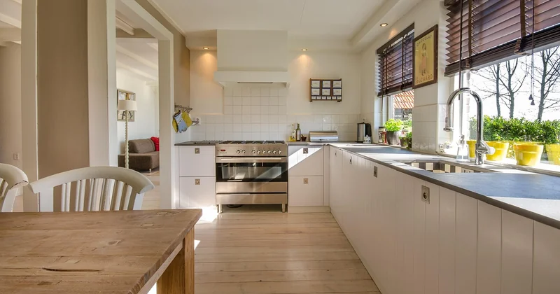 Relooker un meuble de cuisine avec de l'adhésif : ce que personne ne vous dit