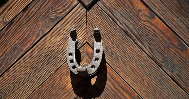 Comment entretenir une terrasse en bois face aux intempéries