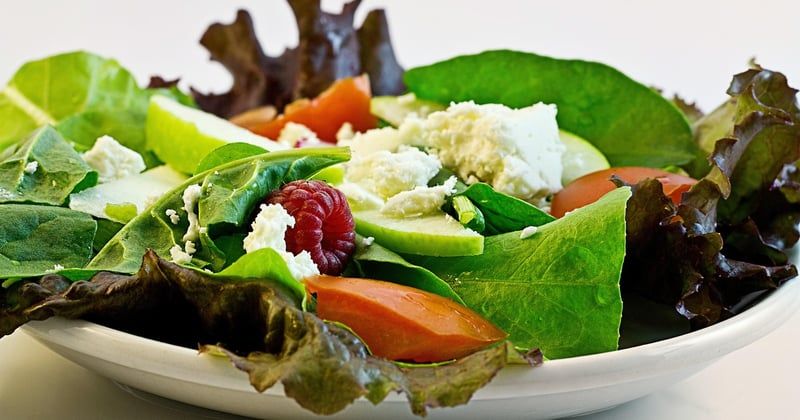 Comment créer un coin repas ombragé sur un balcon facilement