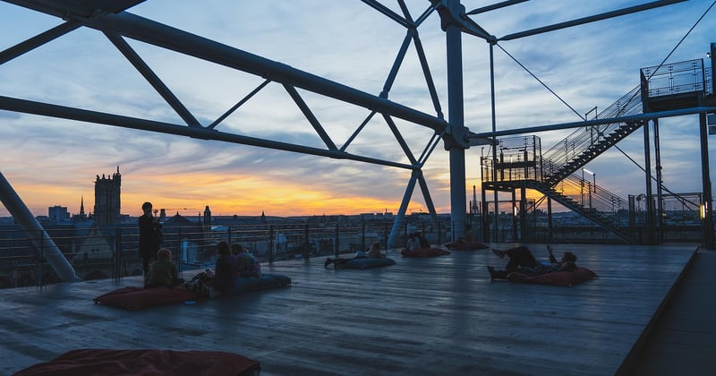 Aménager une terrasse en bois de A à Z : le guide complet pas à pas