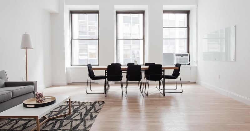 Choisir un parquet adapté à une pièce humide sans se tromper